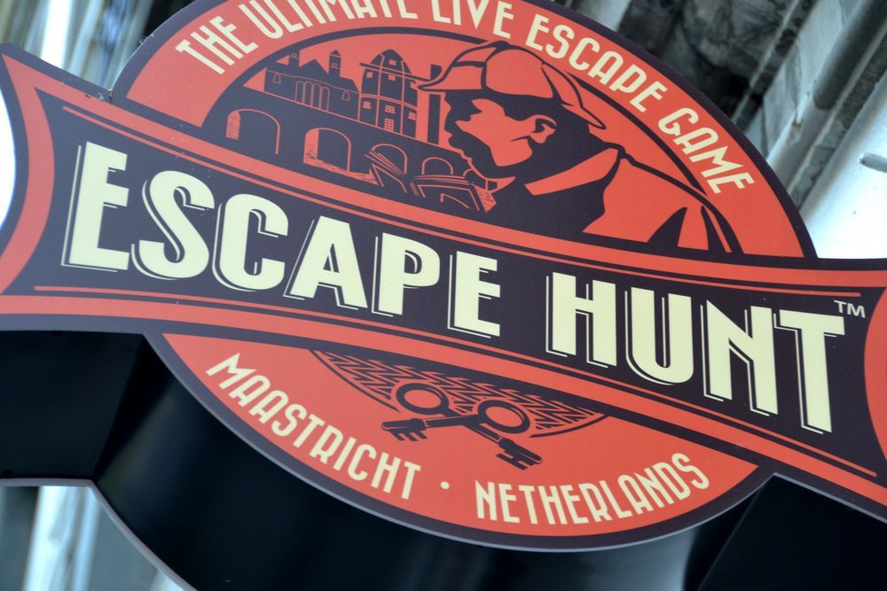 Escape Hunt Maastricht - Logo bord buiten